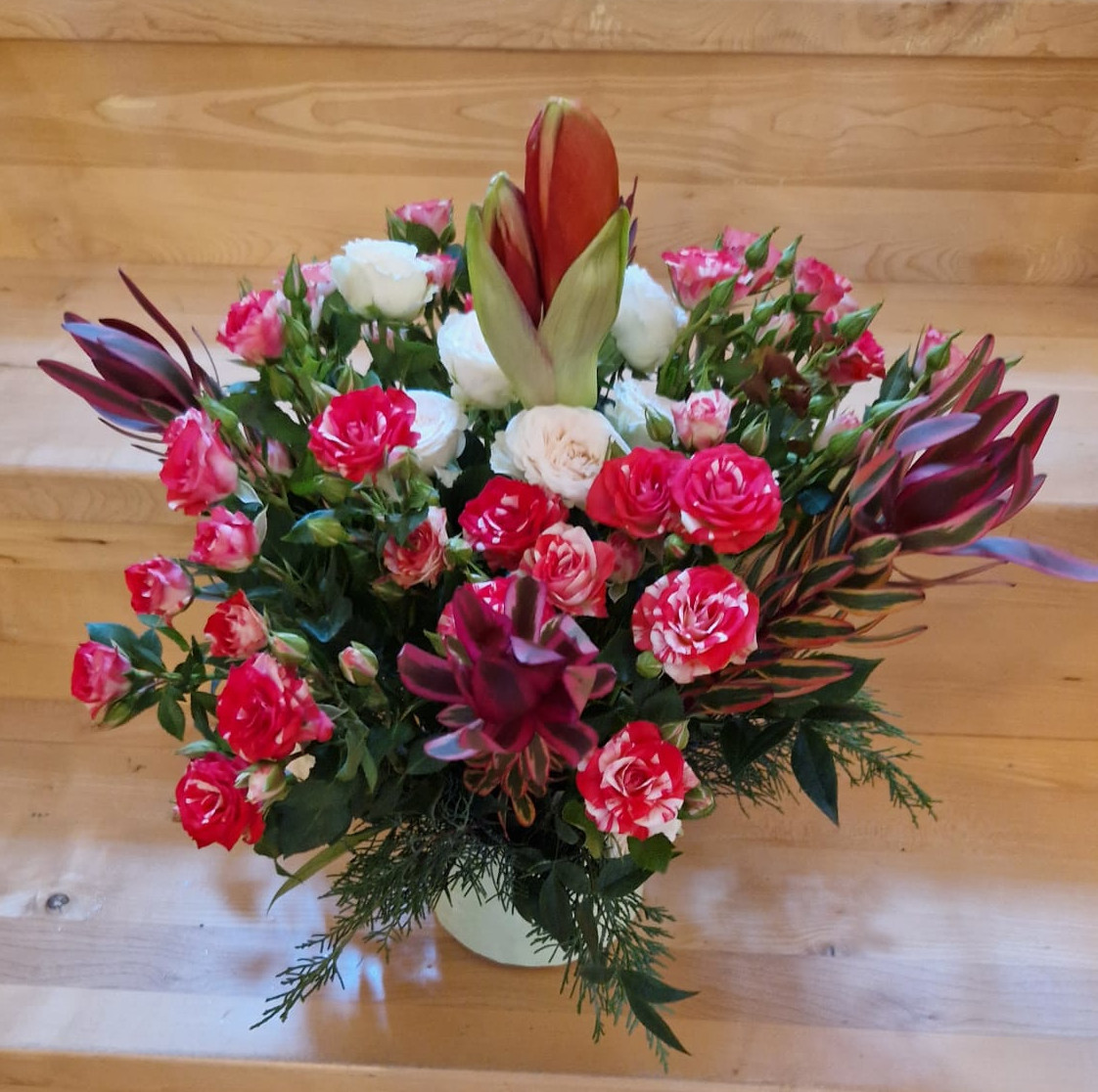 aranjament floral mare cu trandafiri si amaryllis